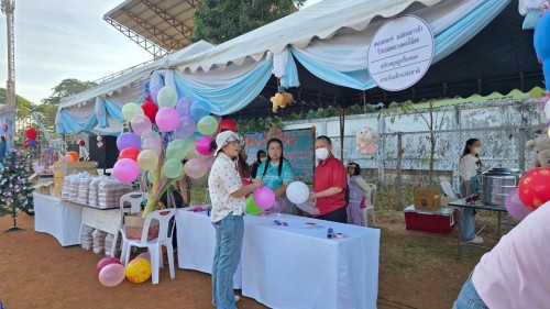 เข้าร่วมจัดกิจกรรมวันเด็กแห่งชาติ ได้นำขนมและลูกชิ้นแจกให้แก่เด็กๆ