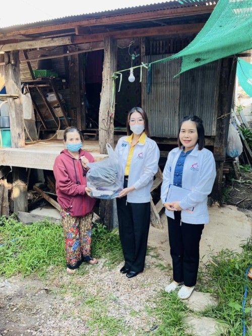 ลงพื้นที่มอบบ้านตามโครงการบ้านพอเพียงชนบท และมอบเสื้อผ้าและผ้าห่มกันหนาวให้แก่ นางประทีป มาเพิ่ม ชุมชนวัดหลวง จำนวน1ราย