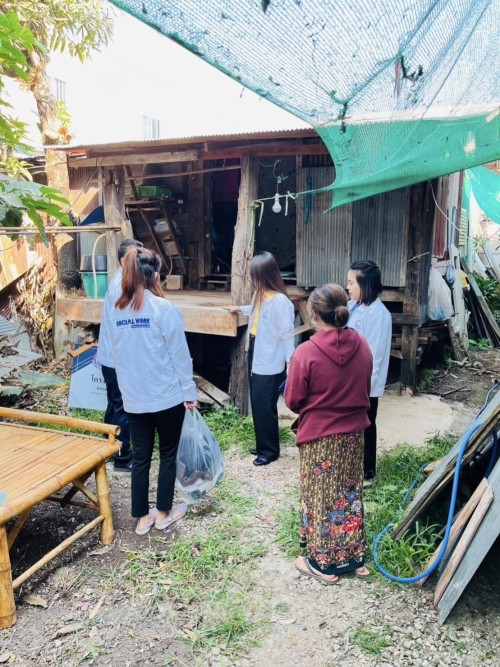 ลงพื้นที่มอบบ้านตามโครงการบ้านพอเพียงชนบท และมอบเสื้อผ้าและผ้าห่มกันหนาวให้แก่ นางประทีป มาเพิ่ม ชุมชนวัดหลวง จำนวน1ราย