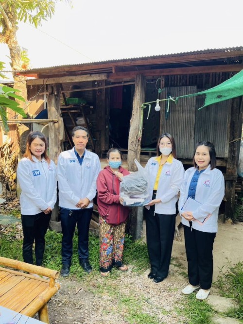 ลงพื้นที่มอบบ้านตามโครงการบ้านพอเพียงชนบท และมอบเสื้อผ้าและผ้าห่มกันหนาวให้แก่ นางประทีป มาเพิ่ม ชุมชนวัดหลวง จำนวน1ราย