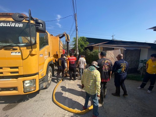 ดูดโคลน บริเวณปากซอยร้านปลาสด2  ตรงข้ามคูโบต้า