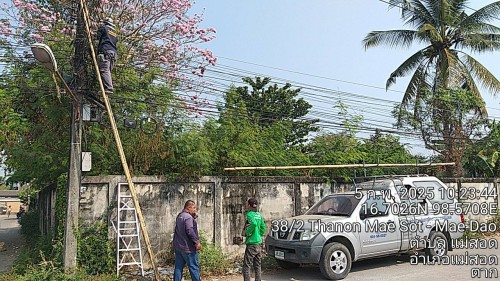 เจ้าหน้าที่กองยุทธศาสตร์และงบประมาณ ดำเนินการตามคำร้องขอติดตั้ง และซ่อมแซมเคเบิ้ลทีวี เพื่อการศึกษาเทศบาลนครแม่สอด