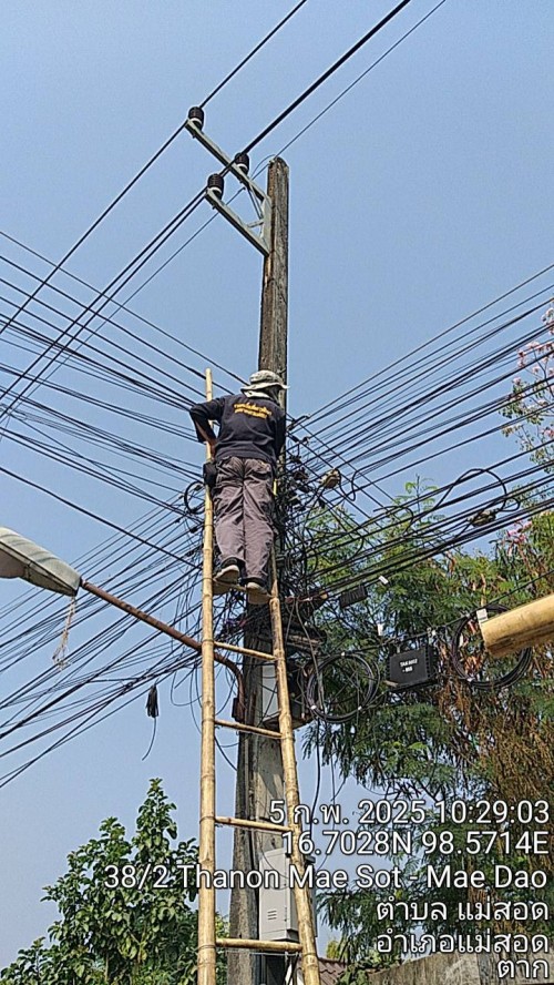 เจ้าหน้าที่กองยุทธศาสตร์และงบประมาณ ดำเนินการตามคำร้องขอติดตั้ง และซ่อมแซมเคเบิ้ลทีวี เพื่อการศึกษาเทศบาลนครแม่สอด