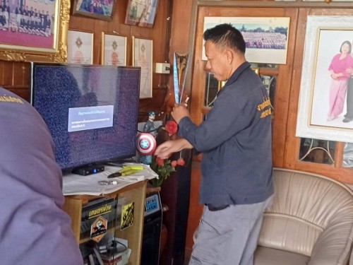 เจ้าหน้าที่กองยุทธศาสตร์และงบประมาณ ดำเนินการตามคำร้องขอติดตั้ง และซ่อมแซมเคเบิ้ลทีวี เพื่อการศึกษาเทศบาลนครแม่สอด