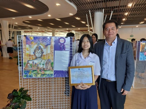 นักเรียนโรงเรียนเทศบาลเฉลิมพระเกียรติฯ ได้รับรางวัลการประกวดวาดภาพเฉลิมพระเกียรติสมเด็จพระกนิษฐา ธิราชเจ้า กรมสมเด็จพระเทพรัตนราชสุดา ฯ สยามบรมราชกุมารี ภายใต้กรอบแนวคิด “เมืองประวัติศาสตร์สุโขทัย: มรดกโลกในมือเยาวชน
