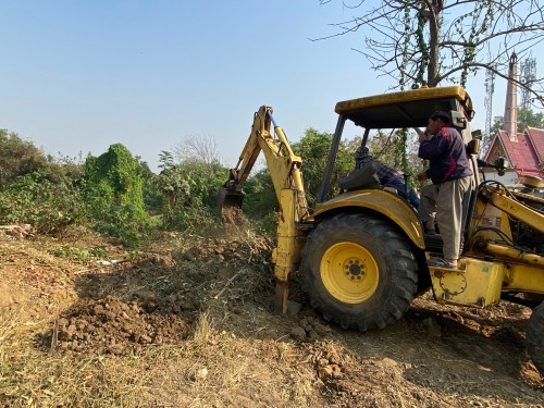 ปรับดิน บริเวณลานข้างโกดังกองช่าง สุสานวัดดอนแก้ว ชุมชนสองแคว2