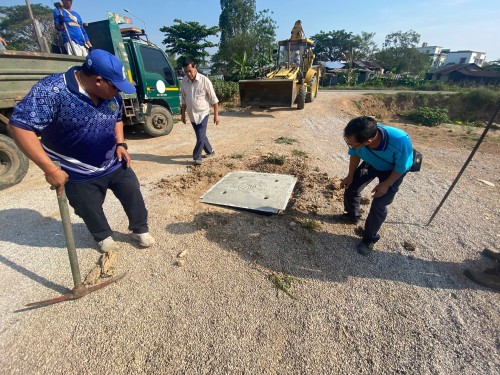 เปลี่ยนฝาท่อระบายน้ำ บริเวณหน้าหมู่บ้านมัสยิดมูฮาญีรัญ ชุมชนอิสลาม