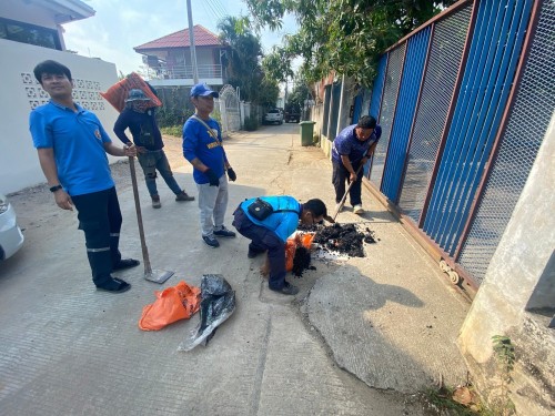 ลงยางมะตอยฝาท่อระบายน้ำ บริเวณหลังโรงเรียนอนุบาลการุณ ซอยแรกบ้านหลังสุดท้าย