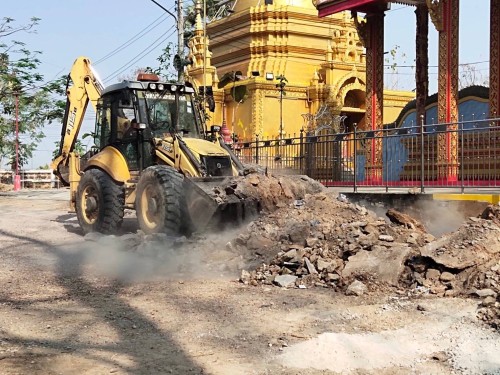 นำรถตักฯ พร้อมรถบรรทุก 6 ล้อ ตักเศษหิน,วัสดุก่อสร้าง ภายในวัดสักทอง