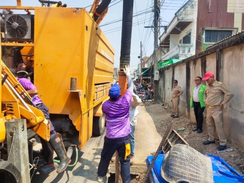 ดูดโคลนลอกท่อระบายน้ำบริเวณหน้าโรงเรียนวัดมณีไพรสณฑ์