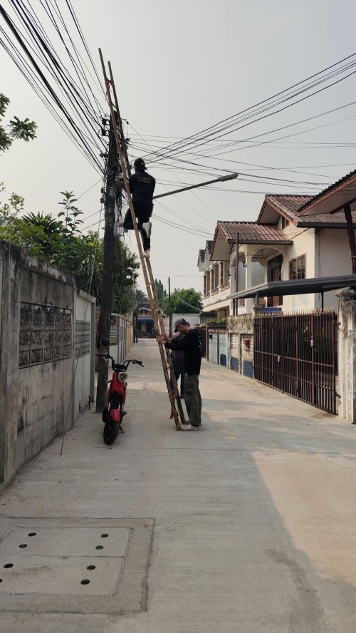 เจ้าหน้าที่กองยุทธศาสตร์และงบประมาณ ดำเนินการตามคำร้อง ขอซ่อมแซมเคเบิ้ลทีวี ชุมชนอินทรศีรี1