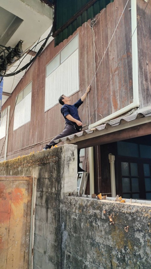 เจ้าหน้าที่กองยุทธศาสตร์และงบประมาณ ดำเนินการตามคำร้อง ขอซ่อมแซมเคเบิ้ลทีวี ชุมชนชุมพลพัฒนา