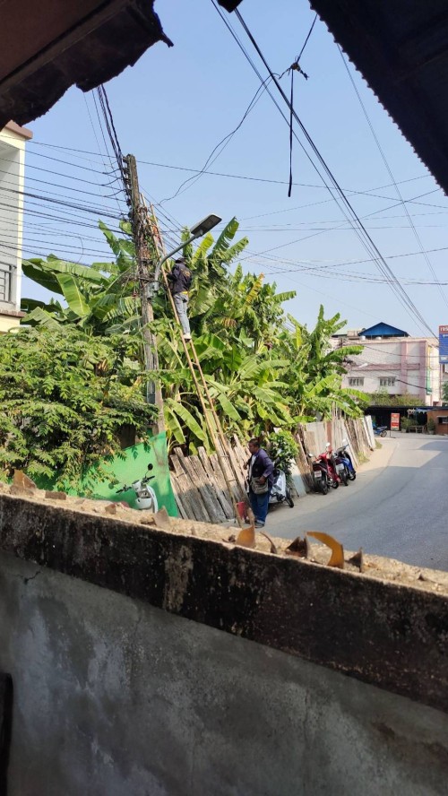 เจ้าหน้าที่กองยุทธศาสตร์และงบประมาณ ดำเนินการตามคำร้อง ขอซ่อมแซมเคเบิ้ลทีวี ชุมชนชุมพลพัฒนา