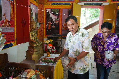 เทศบาลนครแมส่อดร่วมกับวัดดอนแก้ว จัดกิจกรรมสรงน้ำพระธาตุเจดีย์วัดดอนแก้ว (หมู่บ้านหน่อเก)