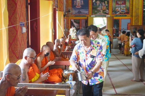 เทศบาลนครแมส่อดร่วมกับวัดดอนแก้ว จัดกิจกรรมสรงน้ำพระธาตุเจดีย์วัดดอนแก้ว (หมู่บ้านหน่อเก)