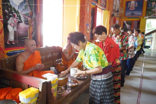 เทศบาลนครแมส่อดร่วมกับวัดดอนแก้ว จัดกิจกรรมสรงน้ำพระธาตุเจดีย์วัดดอนแก้ว (หมู่บ้านหน่อเก)