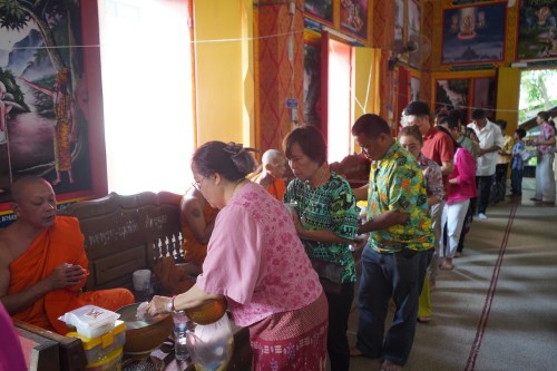 เทศบาลนครแมส่อดร่วมกับวัดดอนแก้ว จัดกิจกรรมสรงน้ำพระธาตุเจดีย์วัดดอนแก้ว (หมู่บ้านหน่อเก)