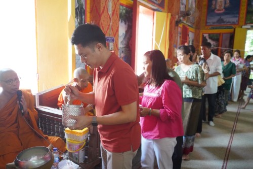 เทศบาลนครแมส่อดร่วมกับวัดดอนแก้ว จัดกิจกรรมสรงน้ำพระธาตุเจดีย์วัดดอนแก้ว (หมู่บ้านหน่อเก)