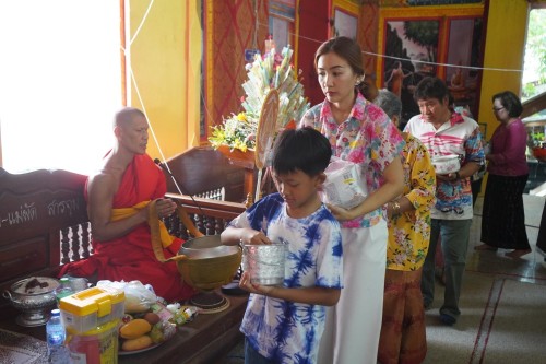 เทศบาลนครแมส่อดร่วมกับวัดดอนแก้ว จัดกิจกรรมสรงน้ำพระธาตุเจดีย์วัดดอนแก้ว (หมู่บ้านหน่อเก)