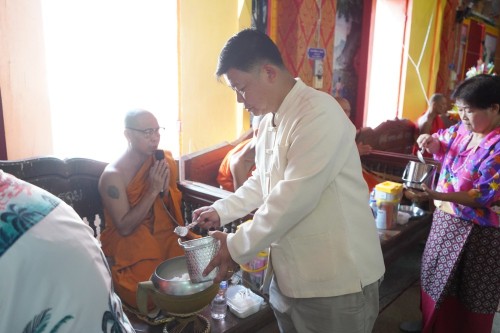 เทศบาลนครแมส่อดร่วมกับวัดดอนแก้ว จัดกิจกรรมสรงน้ำพระธาตุเจดีย์วัดดอนแก้ว (หมู่บ้านหน่อเก)