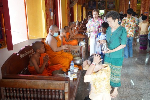 เทศบาลนครแมส่อดร่วมกับวัดดอนแก้ว จัดกิจกรรมสรงน้ำพระธาตุเจดีย์วัดดอนแก้ว (หมู่บ้านหน่อเก)