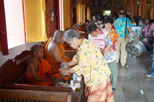 เทศบาลนครแมส่อดร่วมกับวัดดอนแก้ว จัดกิจกรรมสรงน้ำพระธาตุเจดีย์วัดดอนแก้ว (หมู่บ้านหน่อเก)