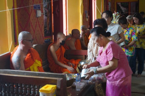 เทศบาลนครแมส่อดร่วมกับวัดดอนแก้ว จัดกิจกรรมสรงน้ำพระธาตุเจดีย์วัดดอนแก้ว (หมู่บ้านหน่อเก)