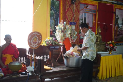 เทศบาลนครแมส่อดร่วมกับวัดดอนแก้ว จัดกิจกรรมสรงน้ำพระธาตุเจดีย์วัดดอนแก้ว (หมู่บ้านหน่อเก)