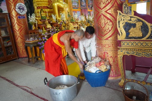 เทศบาลนครแมส่อดร่วมกับวัดดอนแก้ว จัดกิจกรรมสรงน้ำพระธาตุเจดีย์วัดดอนแก้ว (หมู่บ้านหน่อเก)