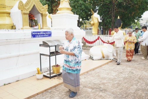 เทศบาลนครแมส่อดร่วมกับวัดดอนแก้ว จัดกิจกรรมสรงน้ำพระธาตุเจดีย์วัดดอนแก้ว (หมู่บ้านหน่อเก)