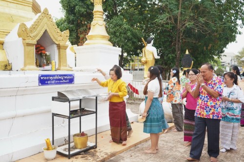 เทศบาลนครแมส่อดร่วมกับวัดดอนแก้ว จัดกิจกรรมสรงน้ำพระธาตุเจดีย์วัดดอนแก้ว (หมู่บ้านหน่อเก)