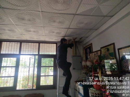 เจ้าหน้าที่กองยุทธศาสตร์และงบประมาณ ดำเนินการตามคำร้อง ขอซ่อมแซมเคเบิ้ลทีวี ชุมชนอินทรคีรี 1