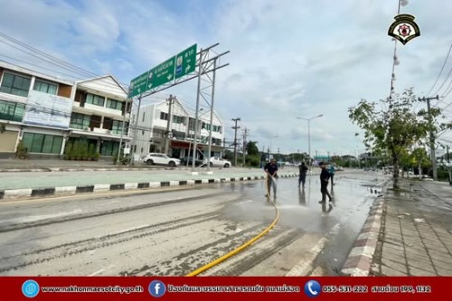 ดับเพลิงนครแม่สอด ฉีดล้างทำความสะอาดถนน บริเวณจุดจัดให้เล่นน้ำสงกรานต์ (Zoning) ถนนยอดข้าว