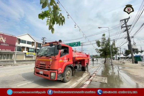 ดับเพลิงนครแม่สอด ฉีดล้างทำความสะอาดถนน บริเวณจุดจัดให้เล่นน้ำสงกรานต์ (Zoning) ถนนยอดข้าว