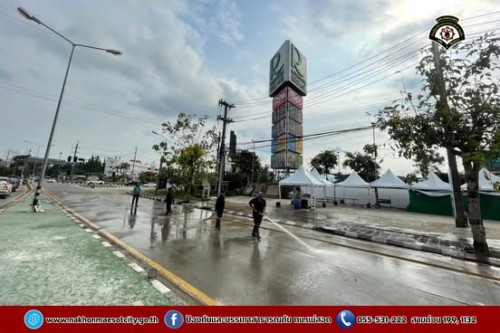 ดับเพลิงนครแม่สอด ฉีดล้างทำความสะอาดถนน บริเวณจุดจัดให้เล่นน้ำสงกรานต์ (Zoning) ถนนยอดข้าว