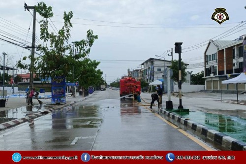 ดับเพลิงนครแม่สอด ฉีดล้างทำความสะอาดถนน บริเวณจุดจัดให้เล่นน้ำสงกรานต์ (Zoning) ถนนยอดข้าว