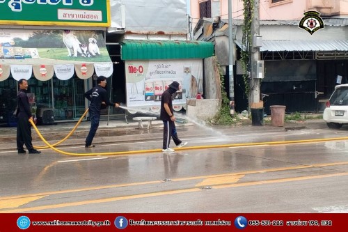 ดับเพลิงนครแม่สอด ฉีดล้างทำความสะอาดถนน บริเวณจุดจัดให้เล่นน้ำสงกรานต์ (Zoning) ถนนยอดข้าว