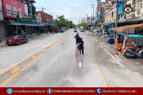 ดับเพลิงนครแม่สอด ฉีดล้างทำความสะอาดถนน บริเวณจุดจัดให้เล่นน้ำสงกรานต์ (Zoning) ถนนยอดข้าว