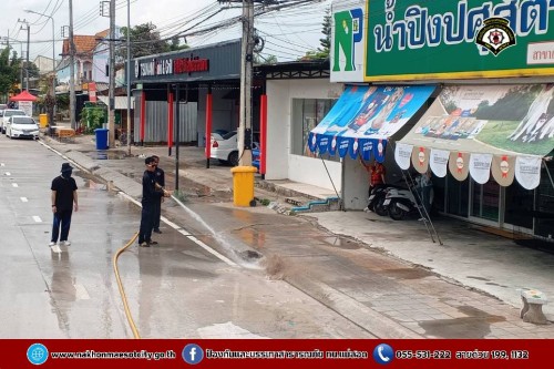 ดับเพลิงนครแม่สอด ฉีดล้างทำความสะอาดถนน บริเวณจุดจัดให้เล่นน้ำสงกรานต์ (Zoning) ถนนยอดข้าว