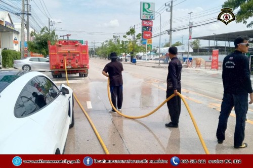 ดับเพลิงนครแม่สอด ฉีดล้างทำความสะอาดถนน บริเวณจุดจัดให้เล่นน้ำสงกรานต์ (Zoning) ถนนยอดข้าว
