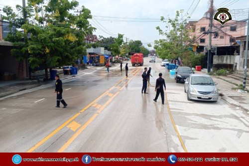 ดับเพลิงนครแม่สอด ฉีดล้างทำความสะอาดถนน บริเวณจุดจัดให้เล่นน้ำสงกรานต์ (Zoning) ถนนยอดข้าว