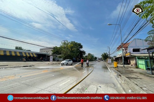 ดับเพลิงนครแม่สอด ฉีดล้างทำความสะอาดถนน บริเวณจุดจัดให้เล่นน้ำสงกรานต์ (Zoning) ถนนยอดข้าว