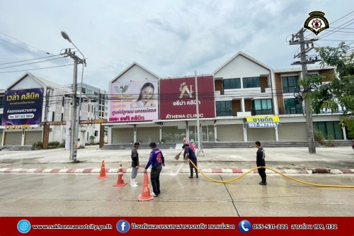 ดับเพลิงนครแม่สอด ฉีดล้างทำความสะอาดถนน บริเวณจุดจัดให้เล่นน้ำสงกรานต์ (Zoning) ถนนยอดข้าว