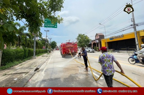 ดับเพลิงนครแม่สอด ฉีดล้างทำความสะอาดถนน บริเวณจุดจัดให้เล่นน้ำสงกรานต์ (Zoning) ถนนยอดข้าว