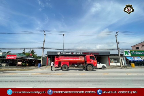 ดับเพลิงนครแม่สอด ฉีดล้างทำความสะอาดถนน บริเวณจุดจัดให้เล่นน้ำสงกรานต์ (Zoning) ถนนยอดข้าว