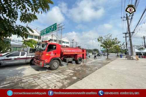 ดับเพลิงนครแม่สอด ฉีดล้างทำความสะอาดถนน บริเวณจุดจัดให้เล่นน้ำสงกรานต์ (Zoning) ถนนยอดข้าว