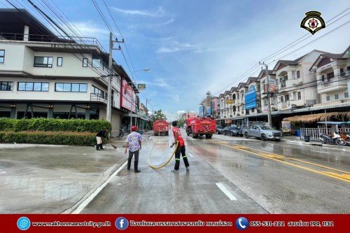 ดับเพลิงนครแม่สอด ฉีดล้างทำความสะอาดถนน บริเวณจุดจัดให้เล่นน้ำสงกรานต์ (Zoning) ถนนยอดข้าว