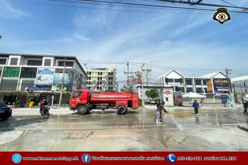 ดับเพลิงนครแม่สอด ฉีดล้างทำความสะอาดถนน บริเวณจุดจัดให้เล่นน้ำสงกรานต์ (Zoning) ถนนยอดข้าว