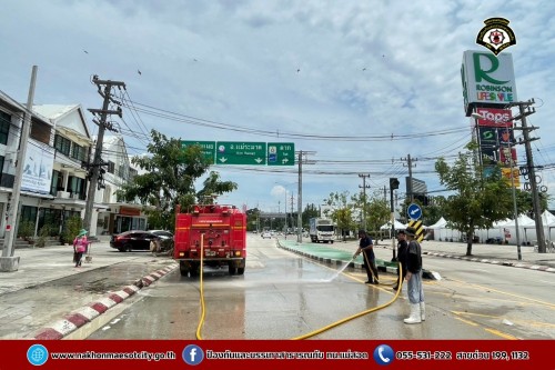 ดับเพลิงนครแม่สอด ฉีดล้างทำความสะอาดถนน บริเวณจุดจัดให้เล่นน้ำสงกรานต์ (Zoning) ถนนยอดข้าว