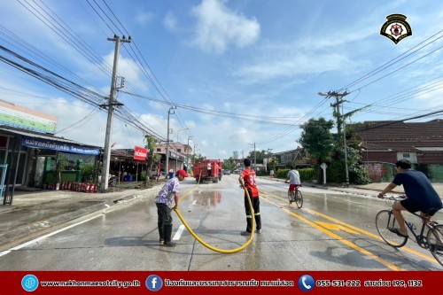 ดับเพลิงนครแม่สอด ฉีดล้างทำความสะอาดถนน บริเวณจุดจัดให้เล่นน้ำสงกรานต์ (Zoning) ถนนยอดข้าว